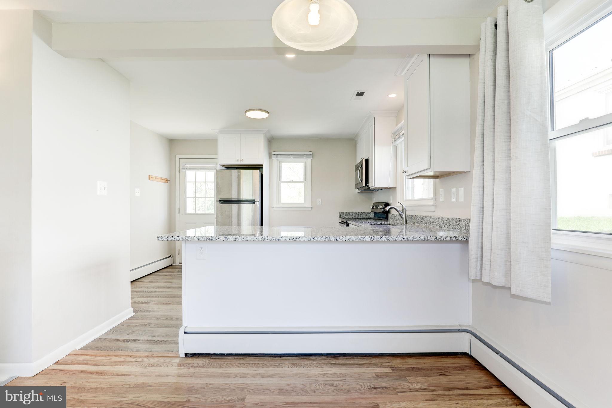 910 E F St