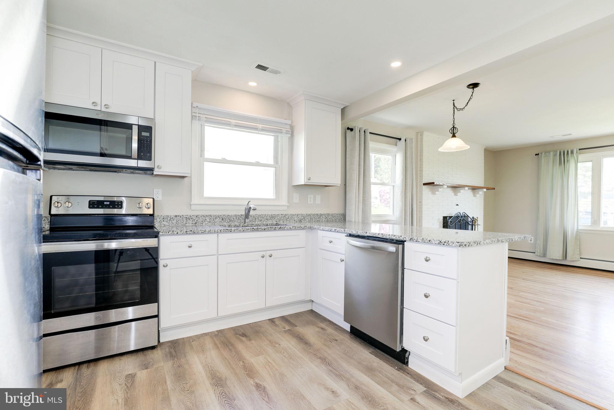 910 E F St
