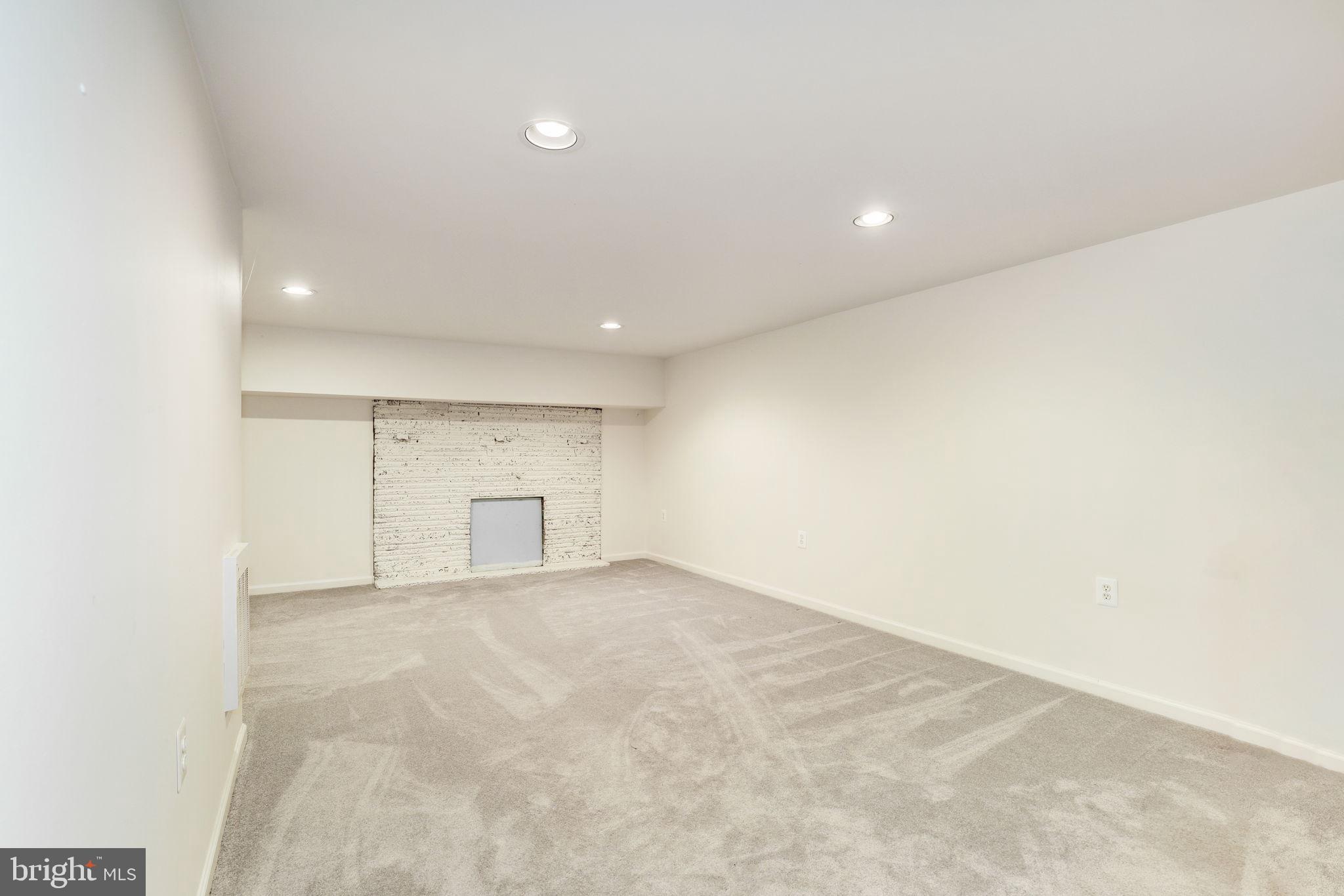 910 E F St