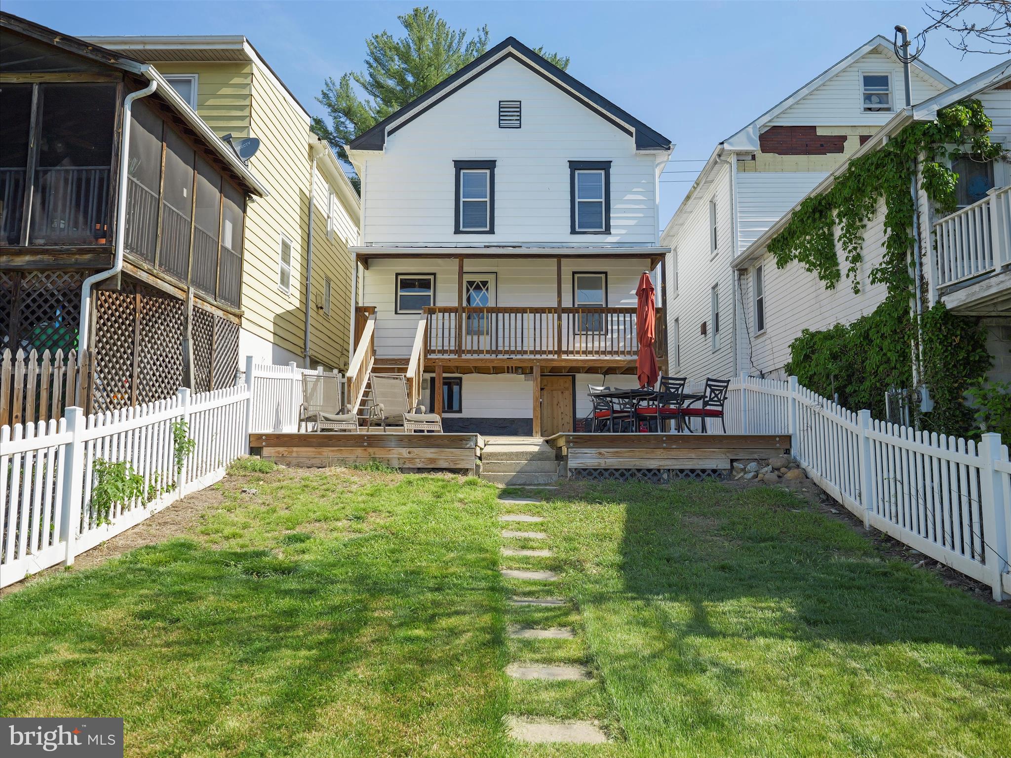 332 W Potomac St