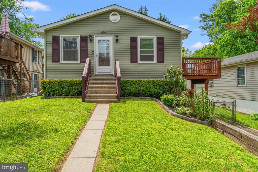 404 E F St