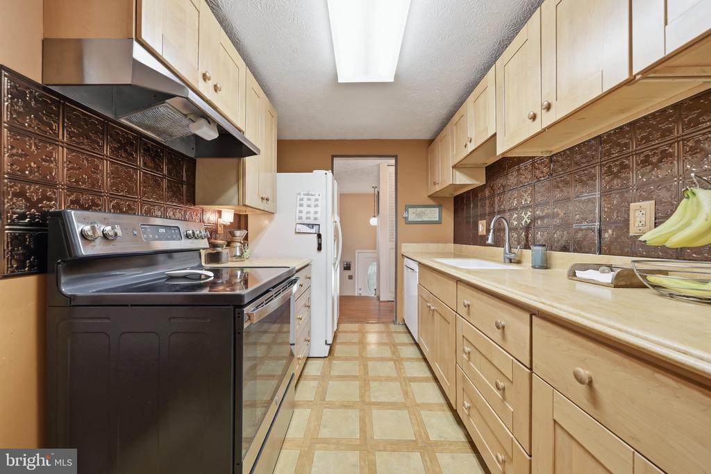 1595 ELMWOOD COURT