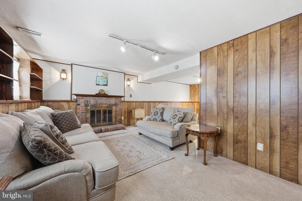1595 ELMWOOD COURT