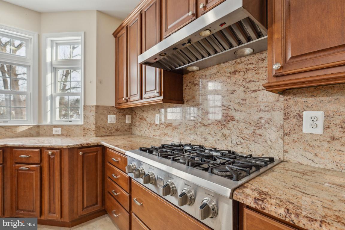 8414 Lillian LANE