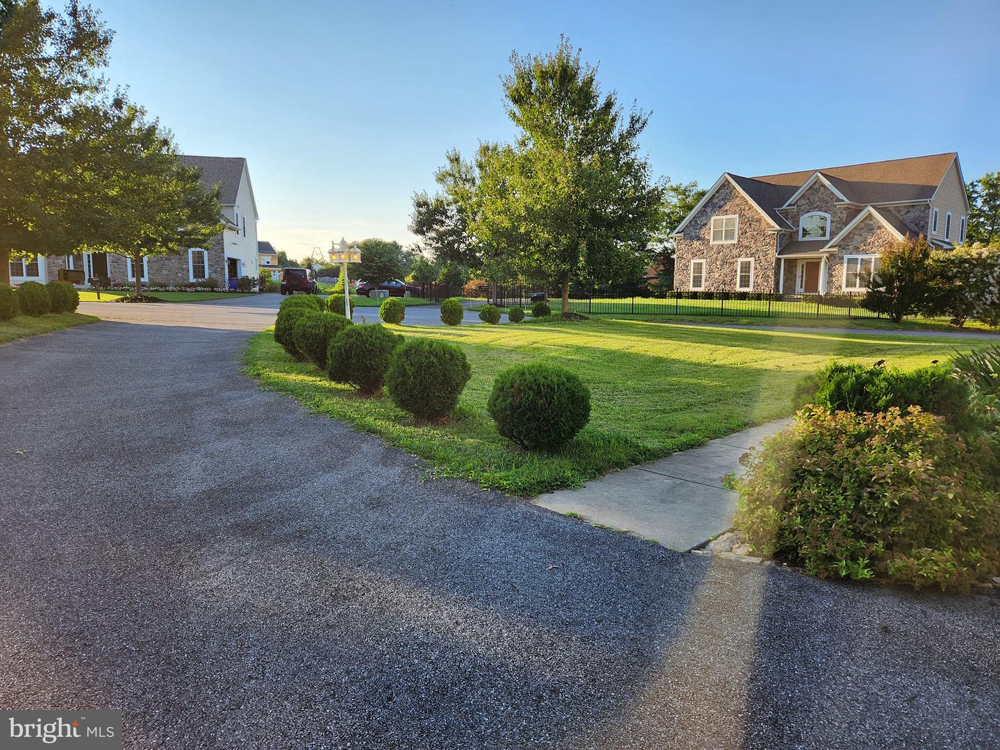 8414 Lillian LANE