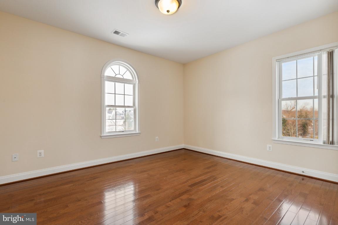 8414 Lillian LANE