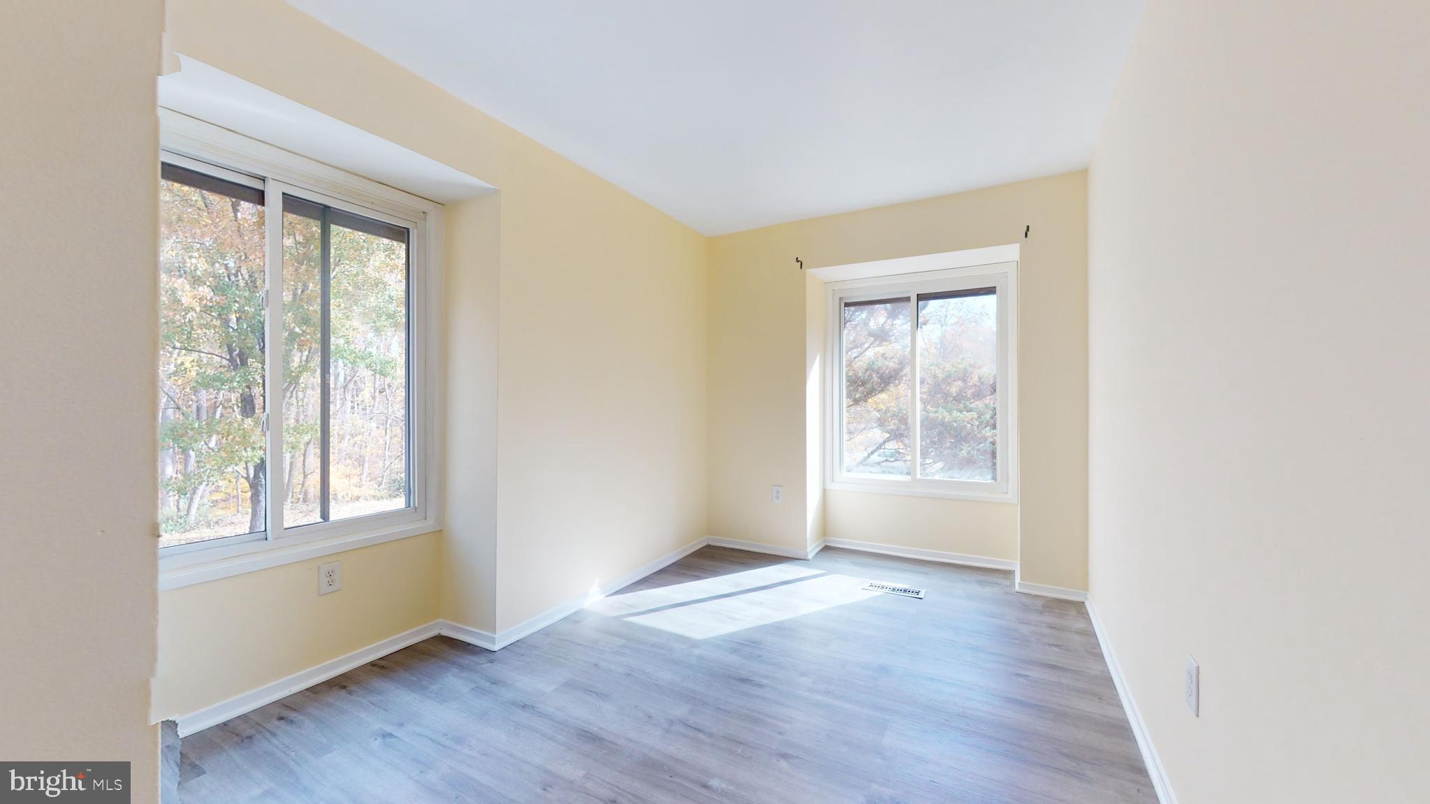 10018 Forest View PLACE