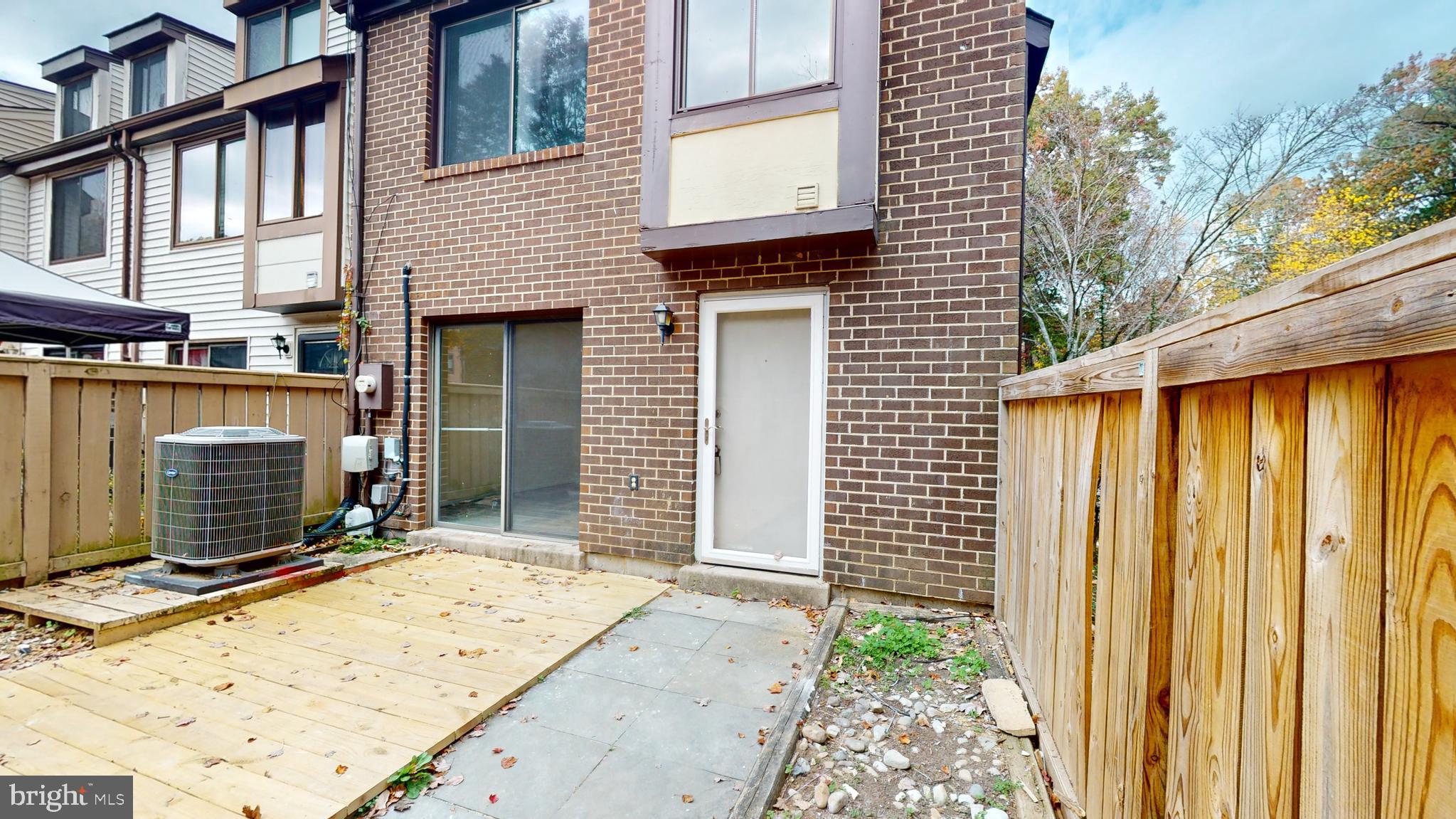 10018 Forest View PLACE