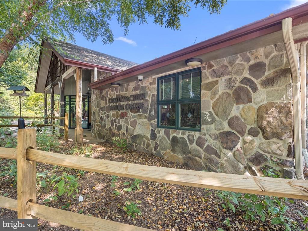 1225 Gladstone Dr