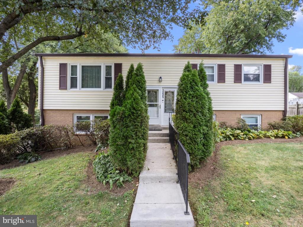 1225 Gladstone Dr