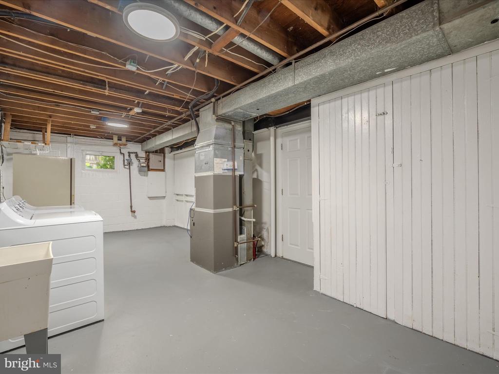 1225 Gladstone Dr