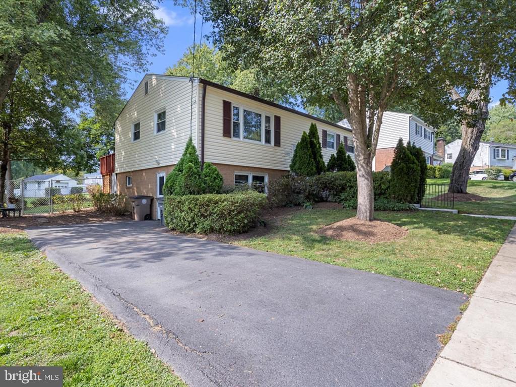 1225 Gladstone Dr