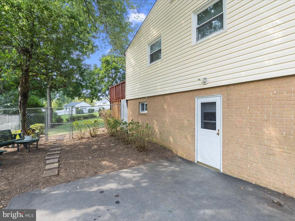 1225 Gladstone Dr