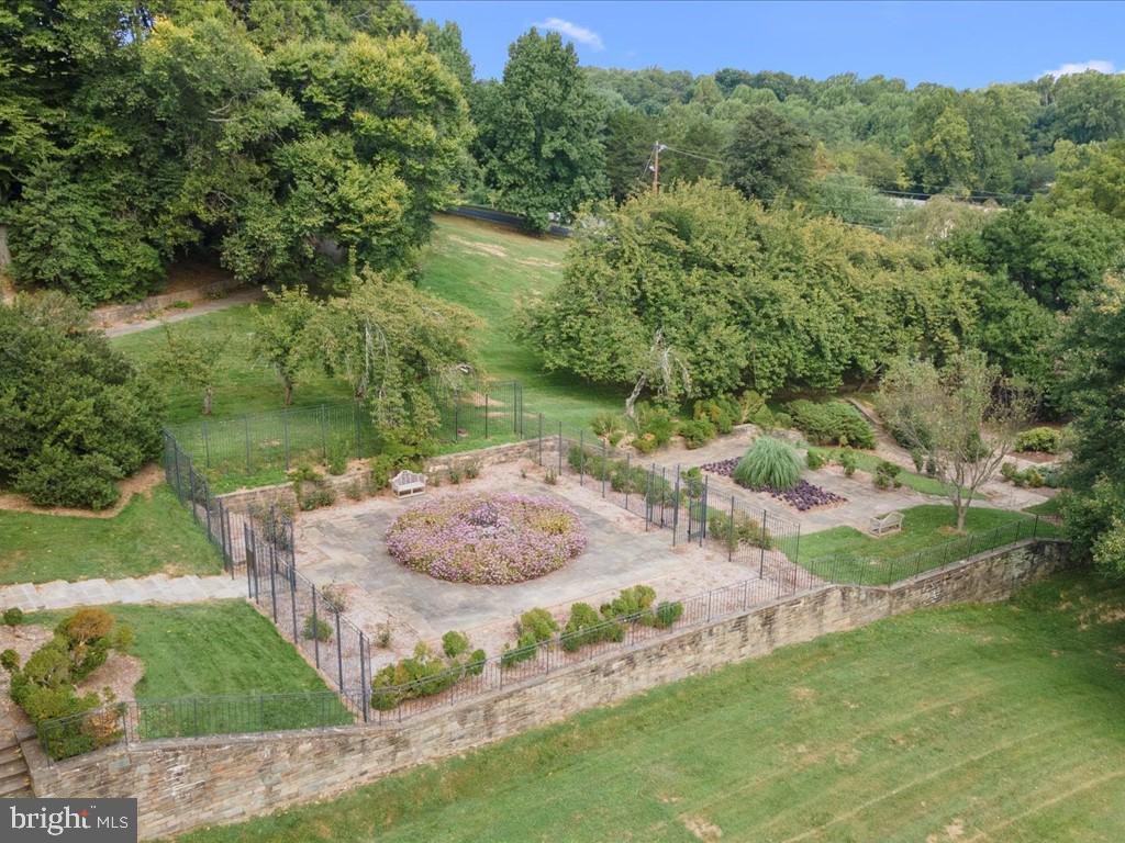 1225 Gladstone Dr