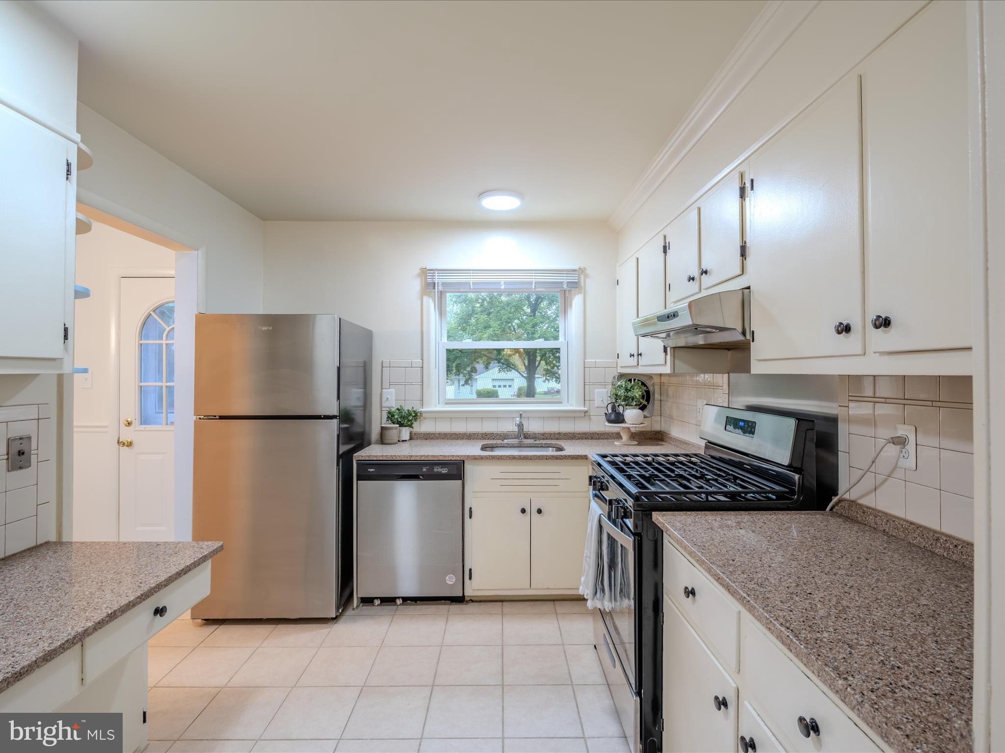 1225 Gladstone Dr