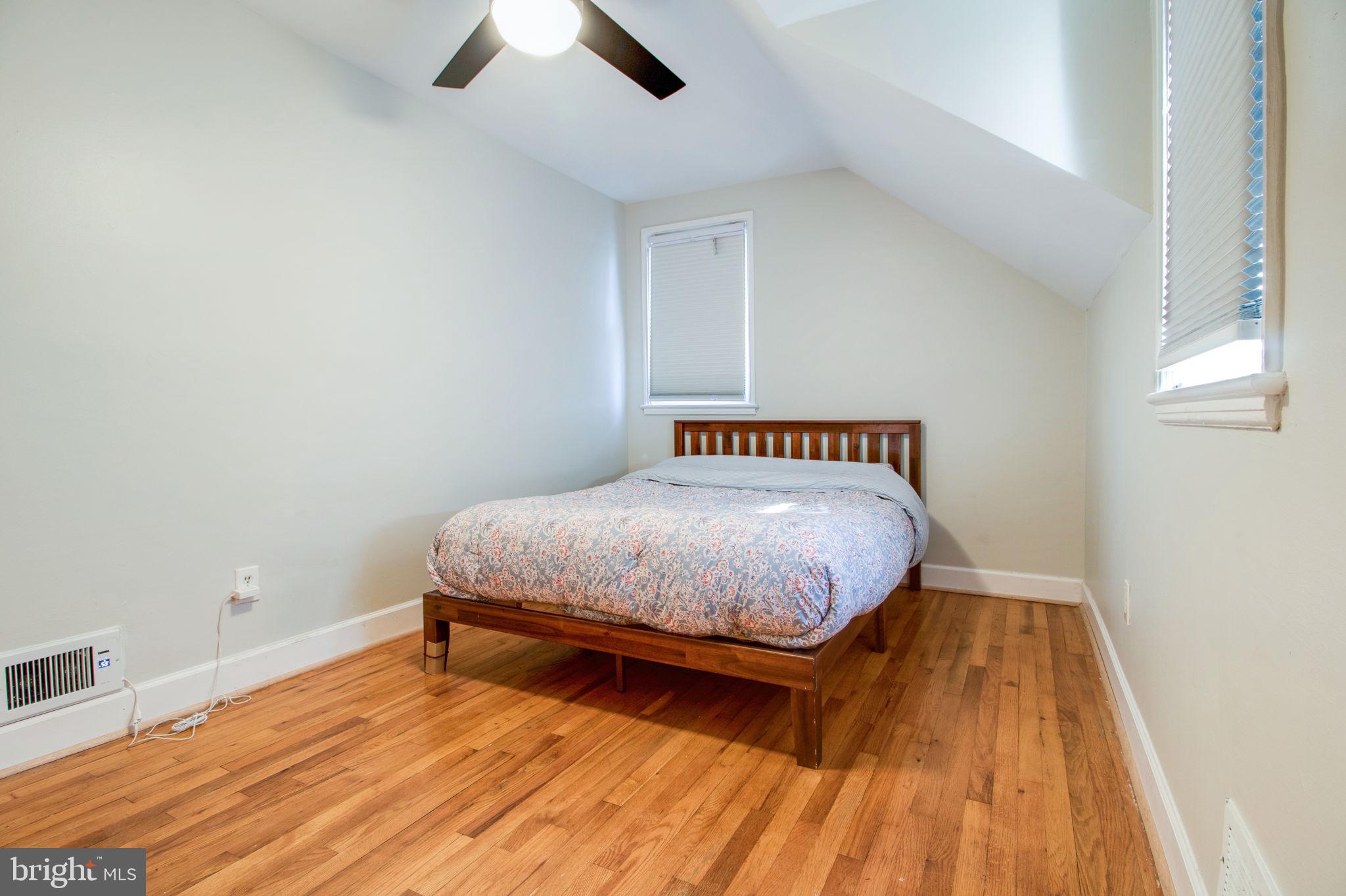 1109 Carson St