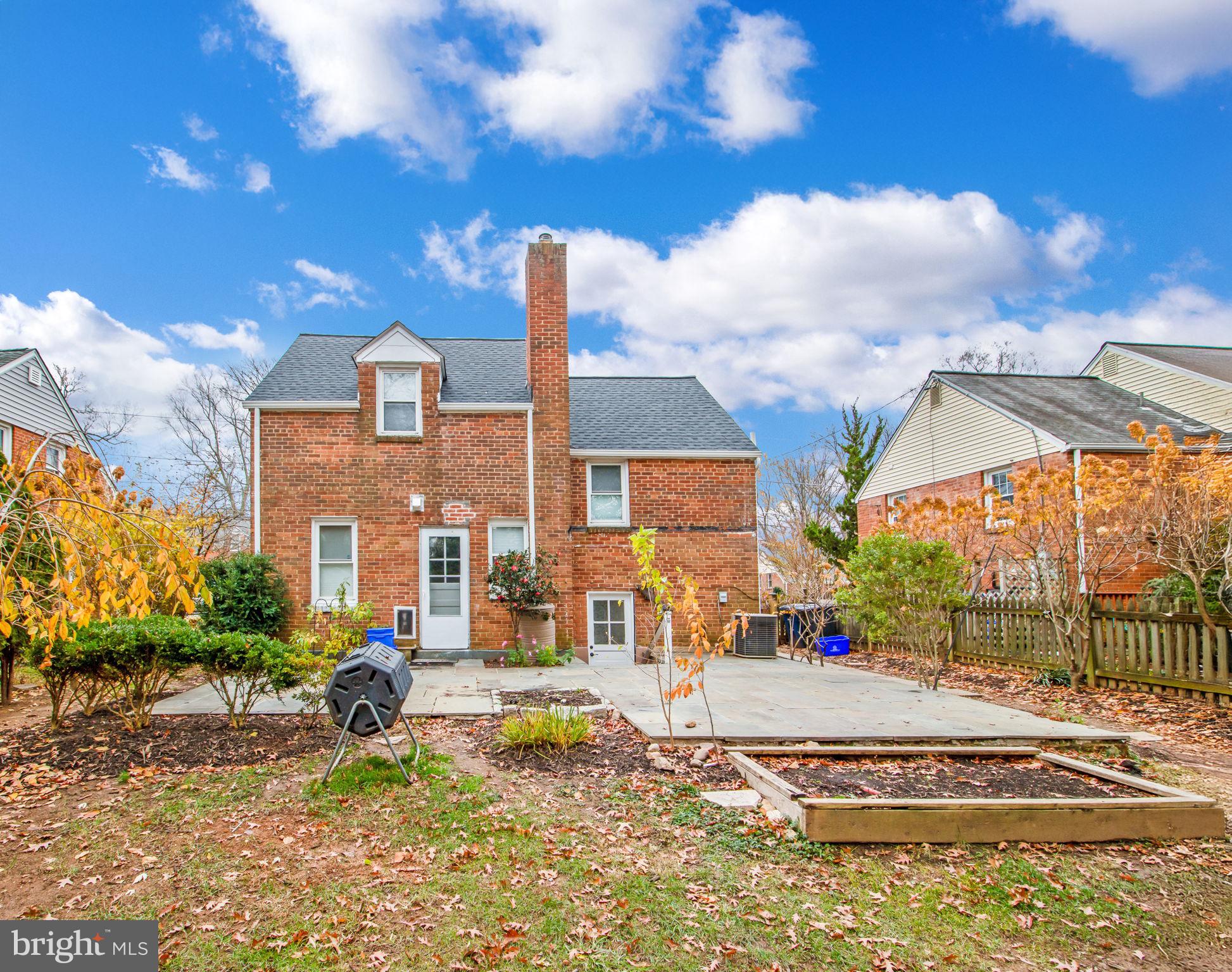1109 Carson St