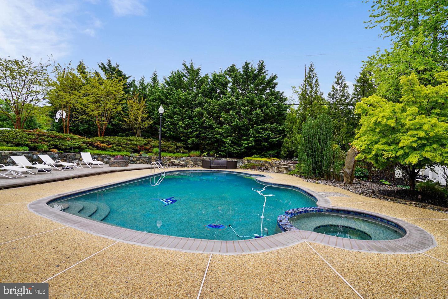 6 CRESTVIEW COURT