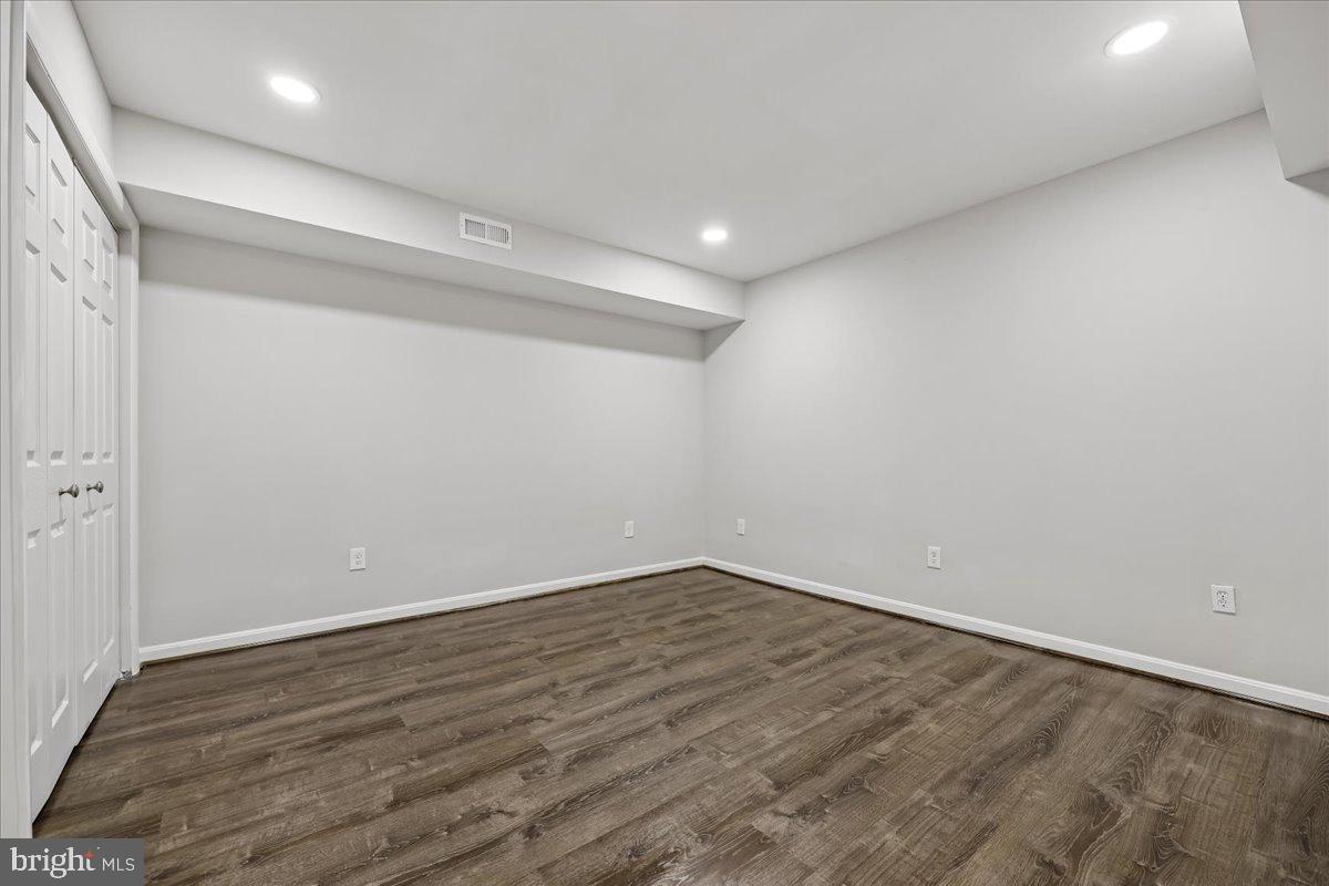 6 CRESTVIEW COURT