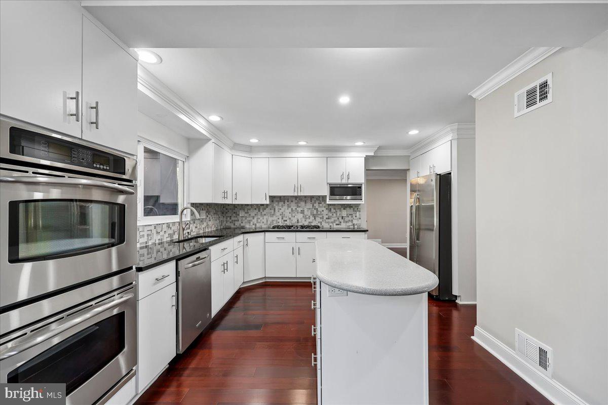 6 CRESTVIEW COURT
