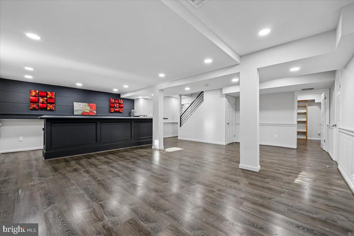 6 CRESTVIEW COURT