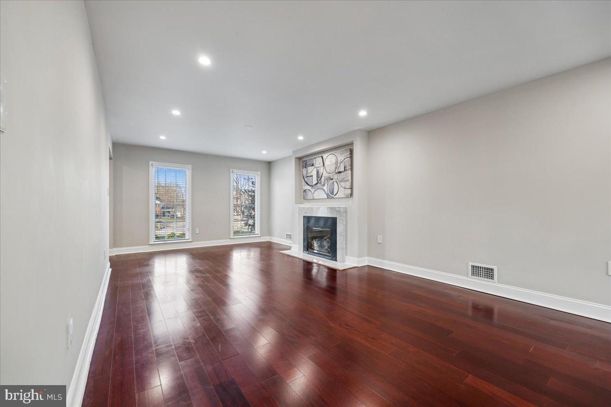 6 CRESTVIEW COURT