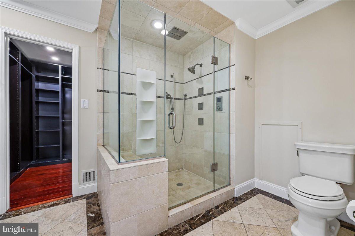 6 CRESTVIEW COURT