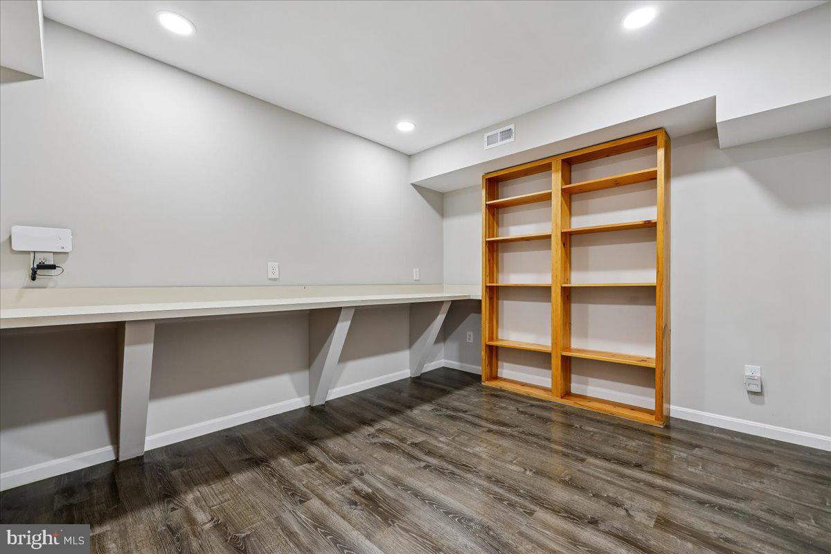 6 CRESTVIEW COURT