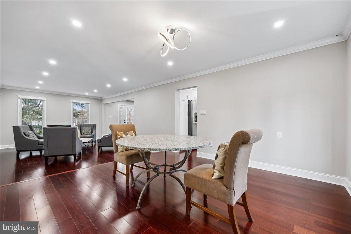 6 CRESTVIEW COURT