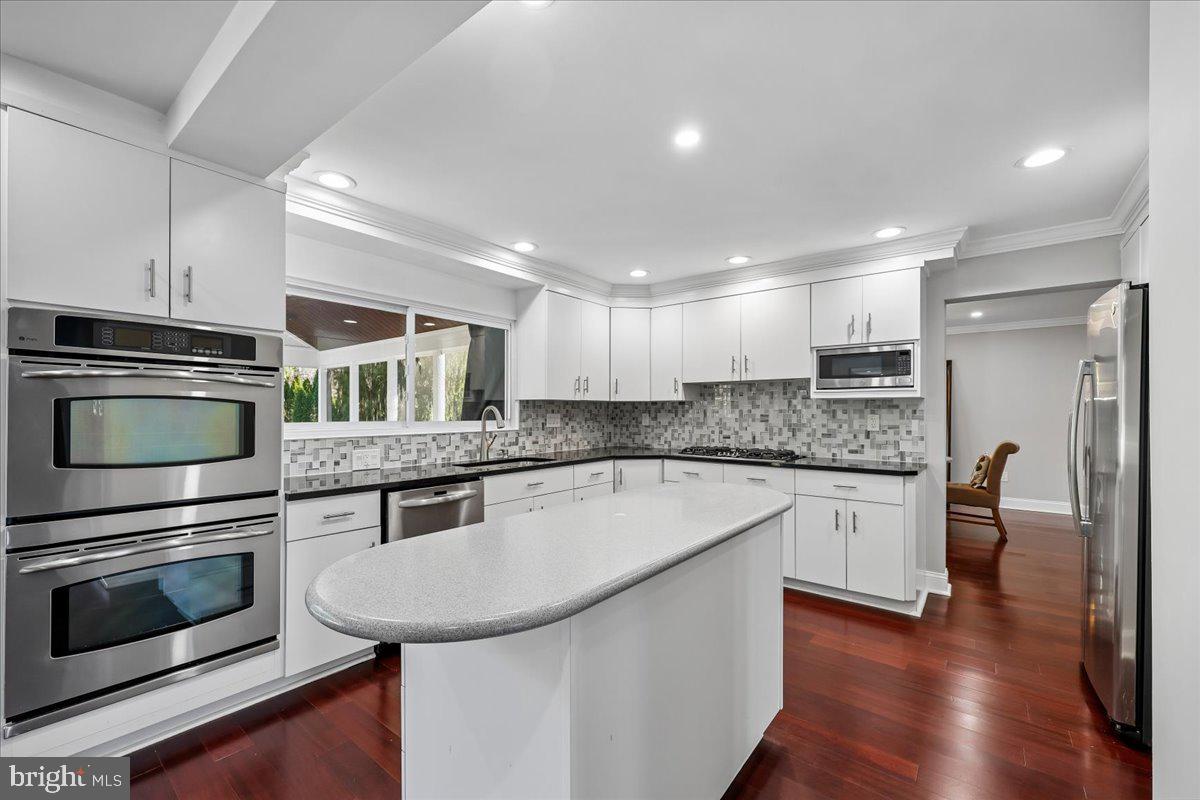 6 CRESTVIEW COURT