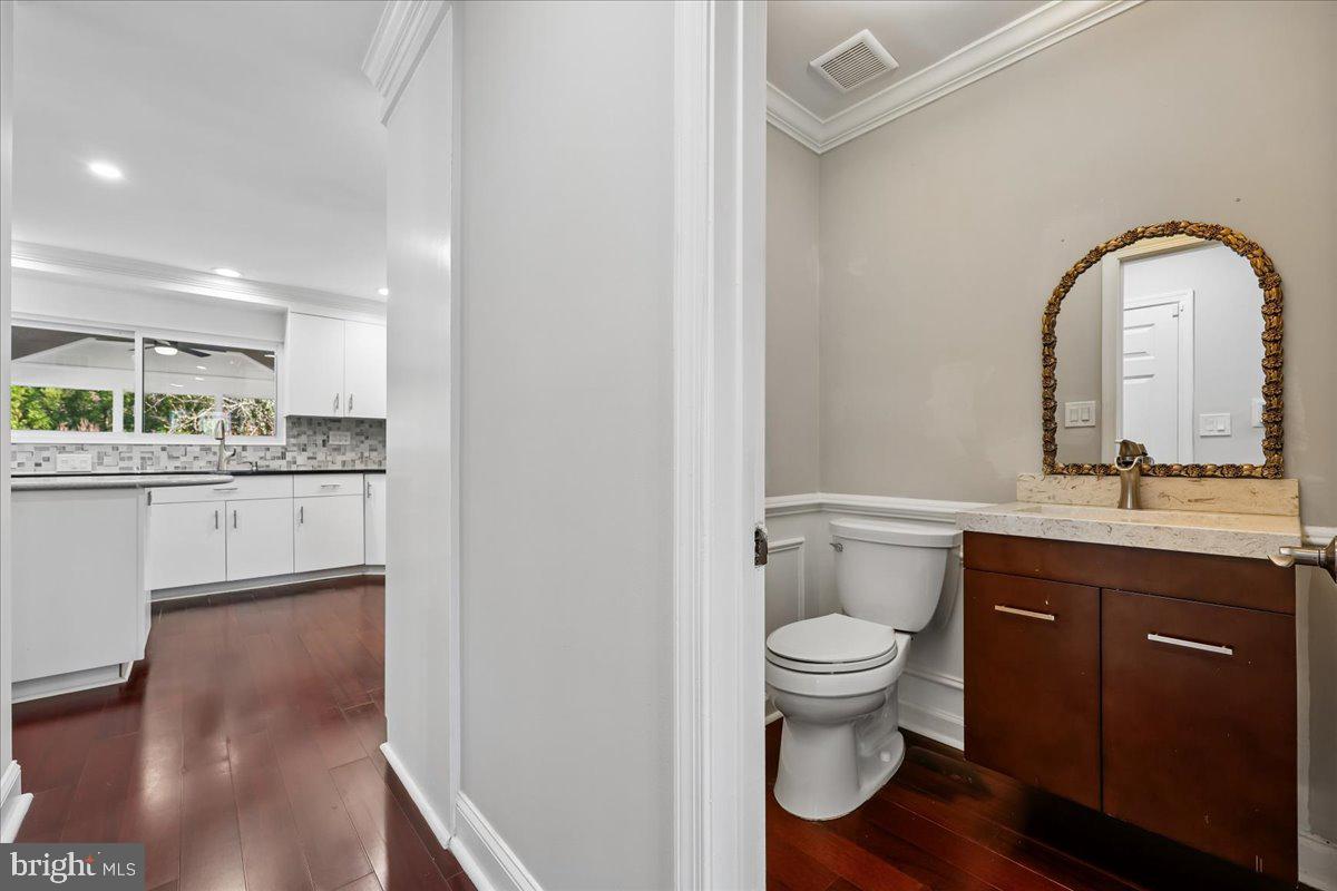 6 CRESTVIEW COURT