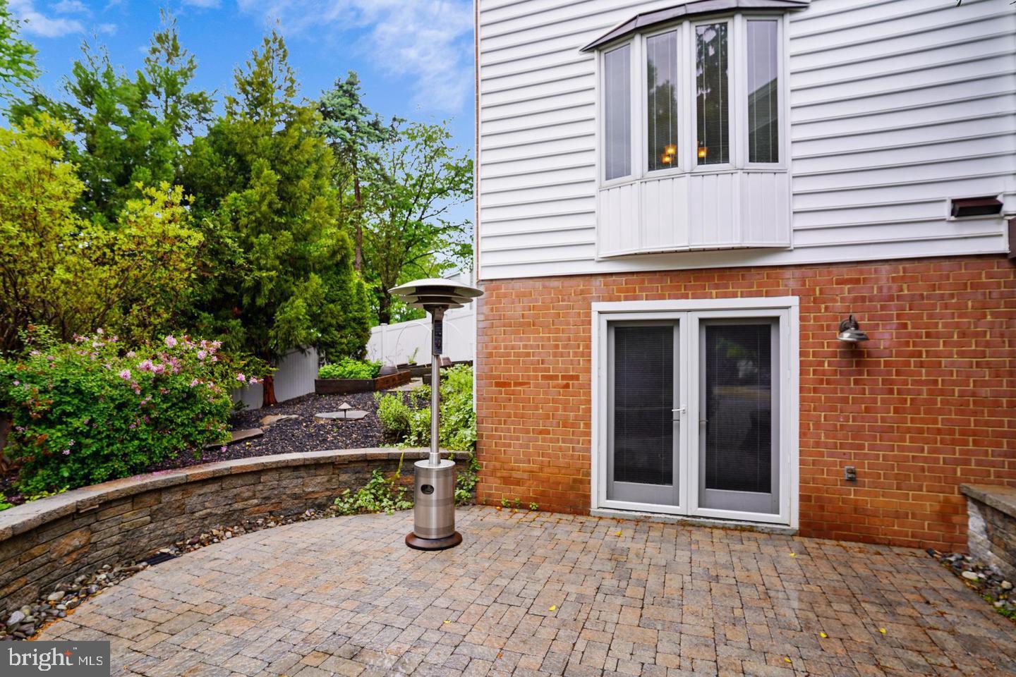 6 CRESTVIEW COURT