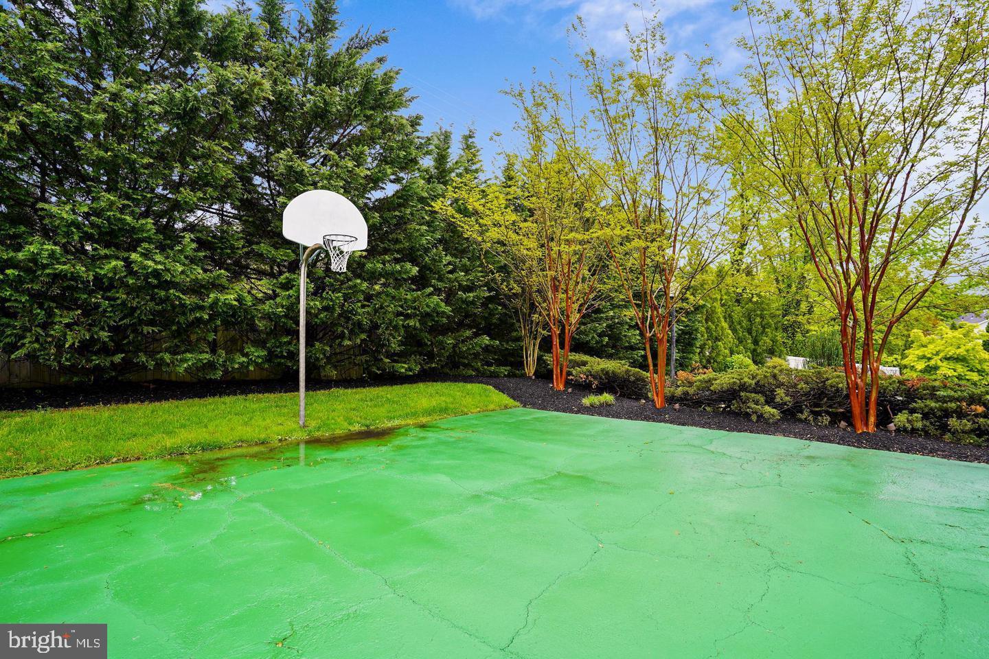 6 CRESTVIEW COURT