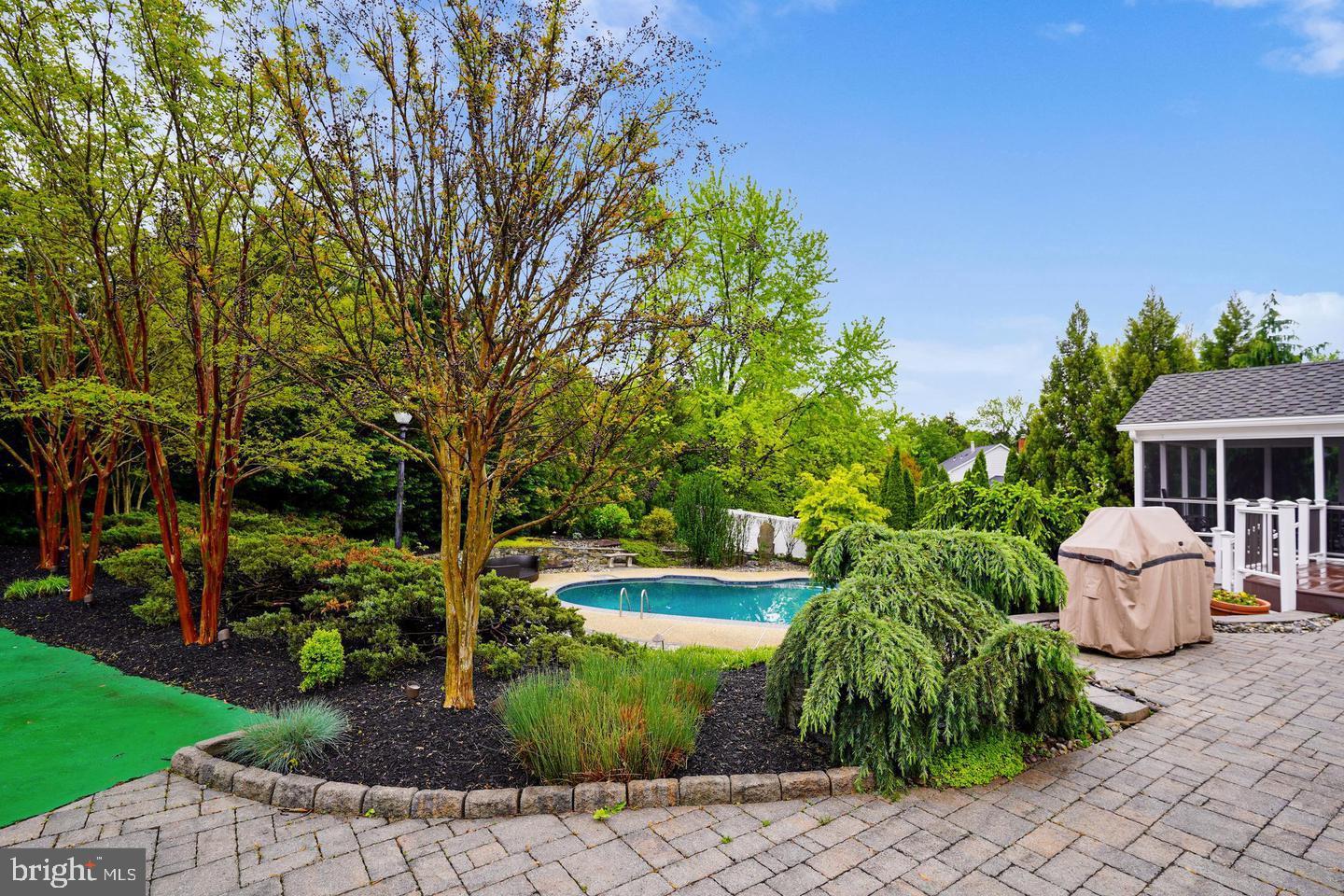 6 CRESTVIEW COURT