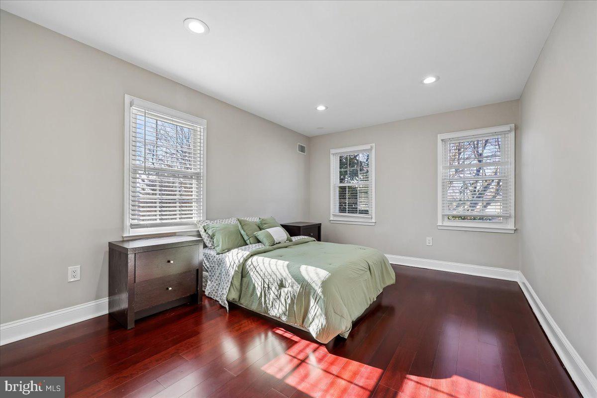 6 CRESTVIEW COURT