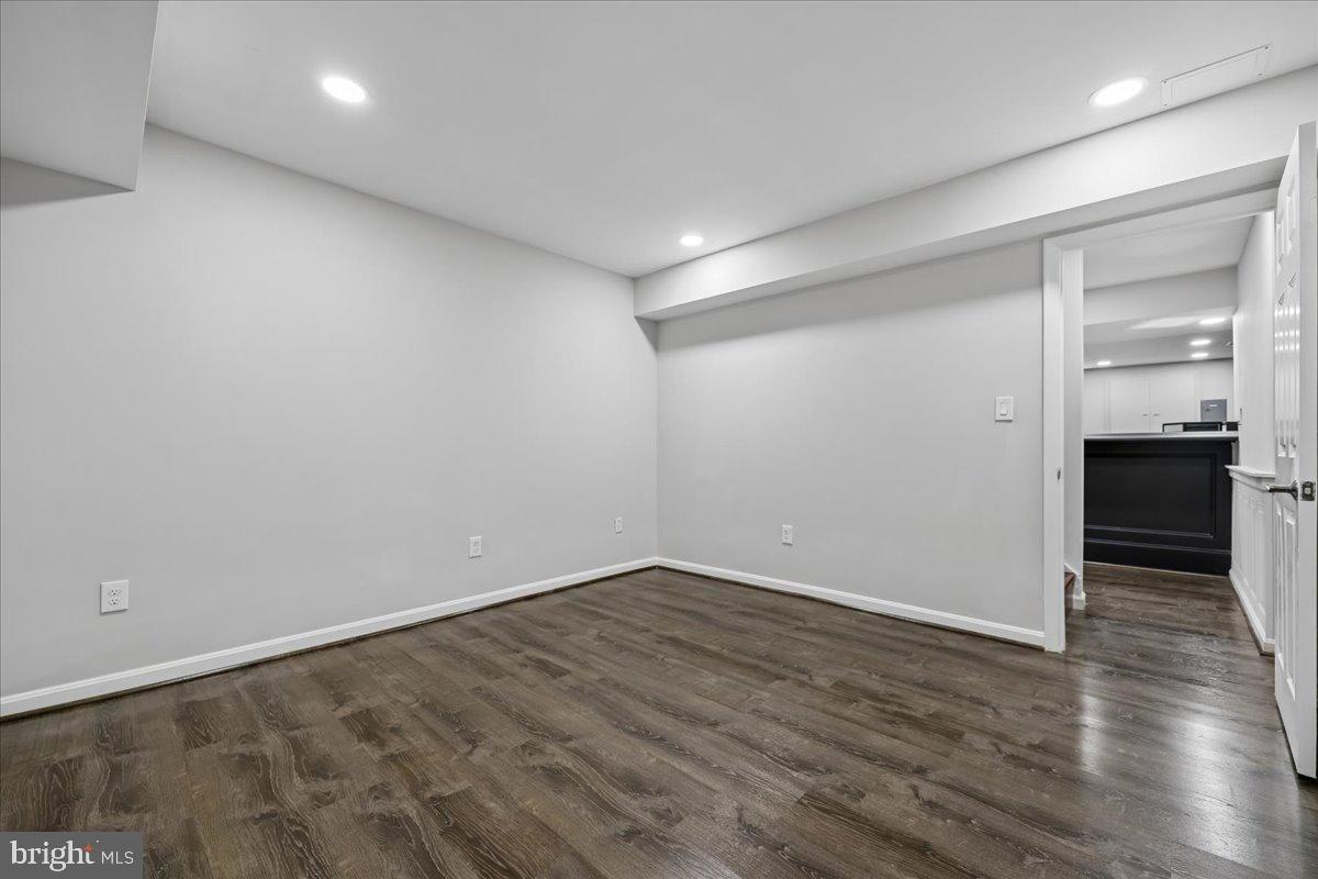 6 CRESTVIEW COURT