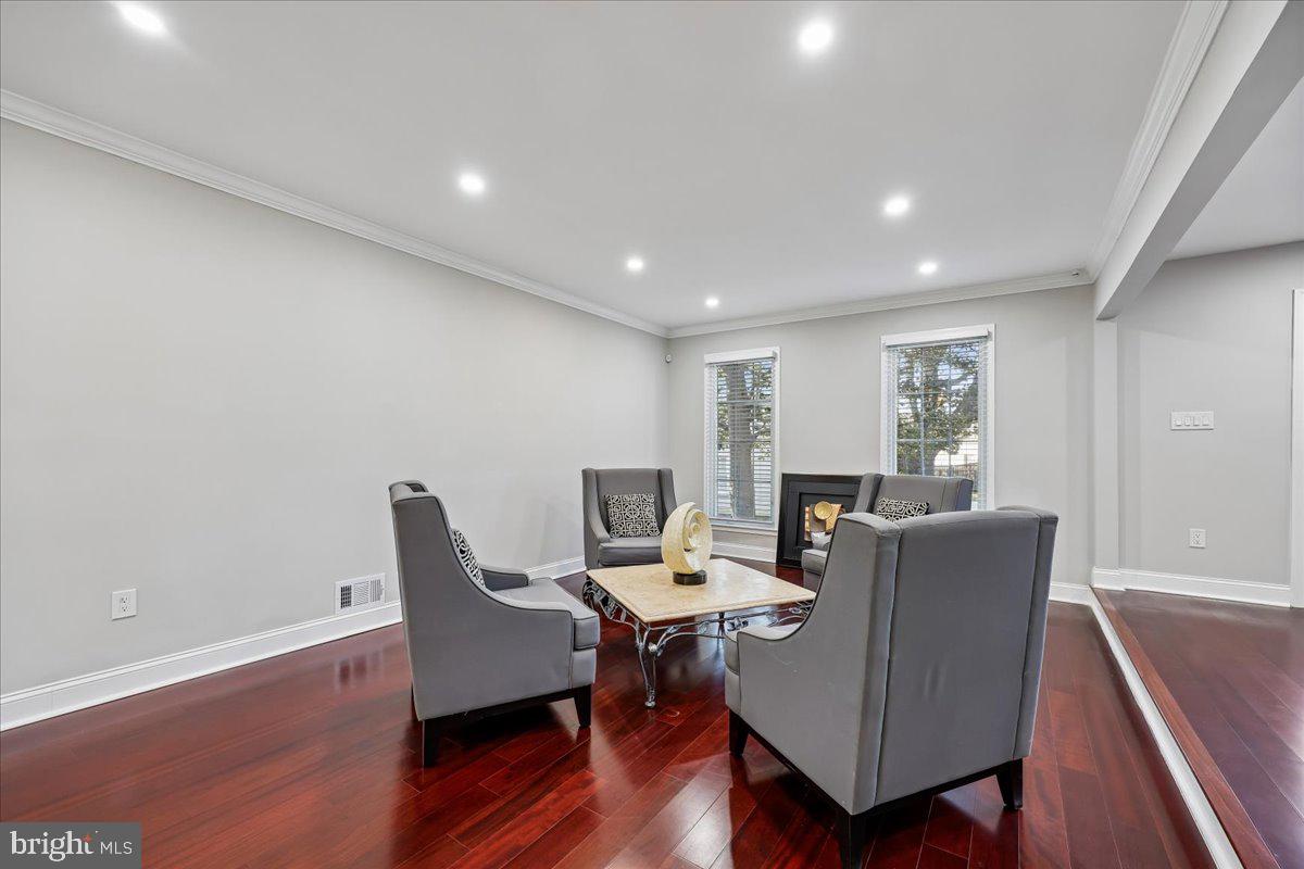 6 CRESTVIEW COURT