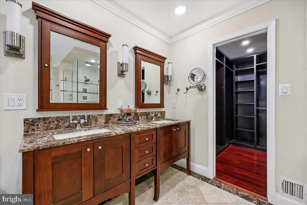 6 CRESTVIEW COURT