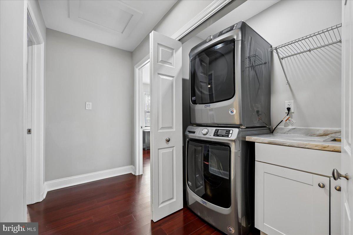 6 CRESTVIEW COURT