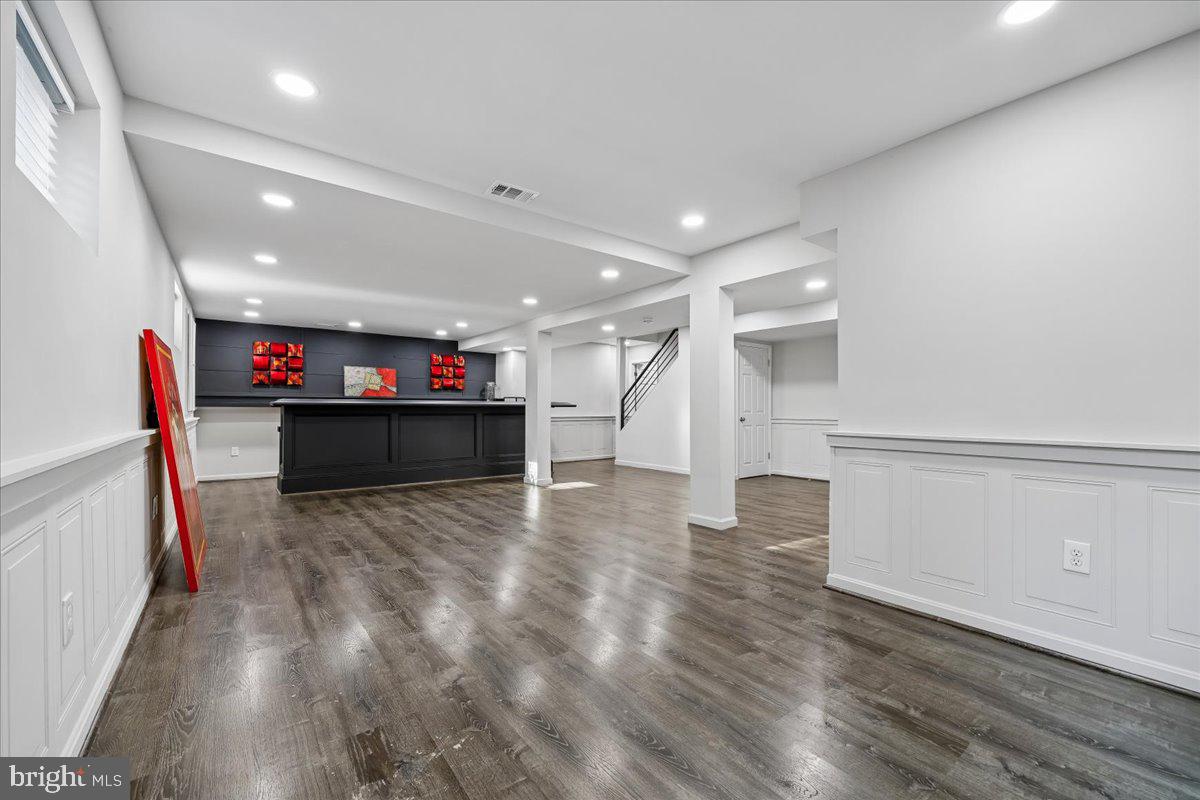 6 CRESTVIEW COURT