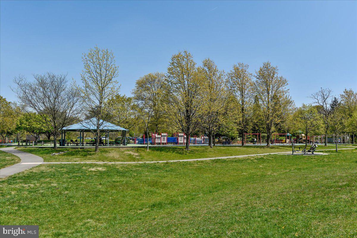 6 CRESTVIEW COURT