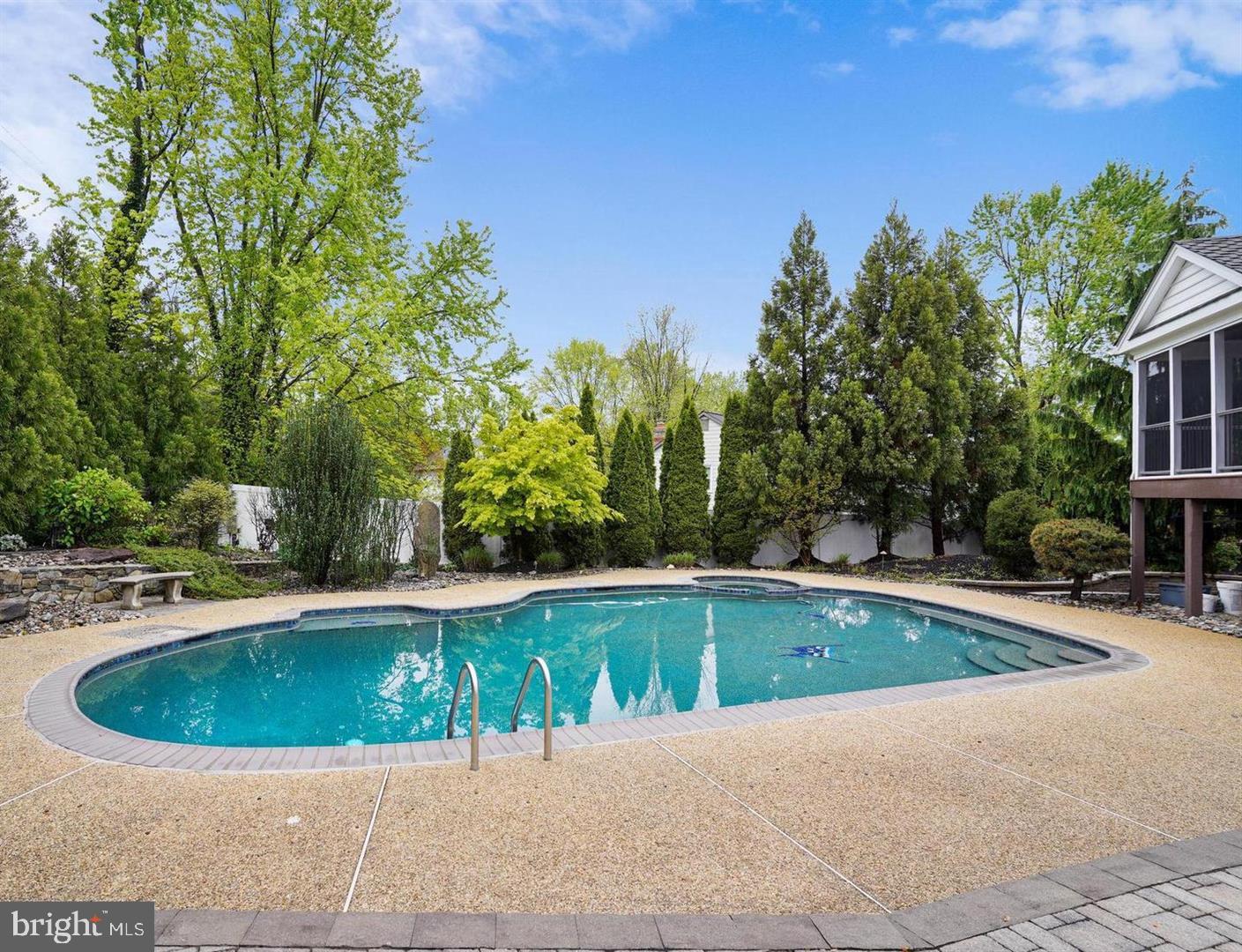 6 CRESTVIEW COURT