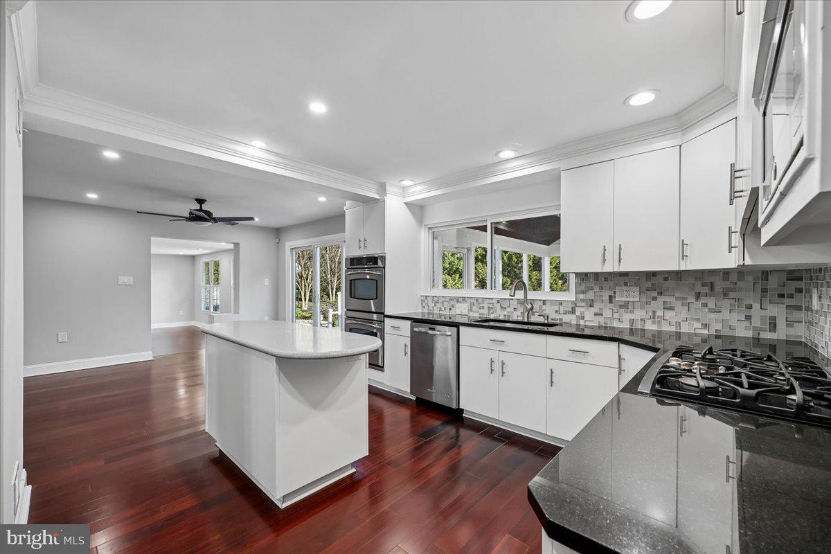 6 CRESTVIEW COURT