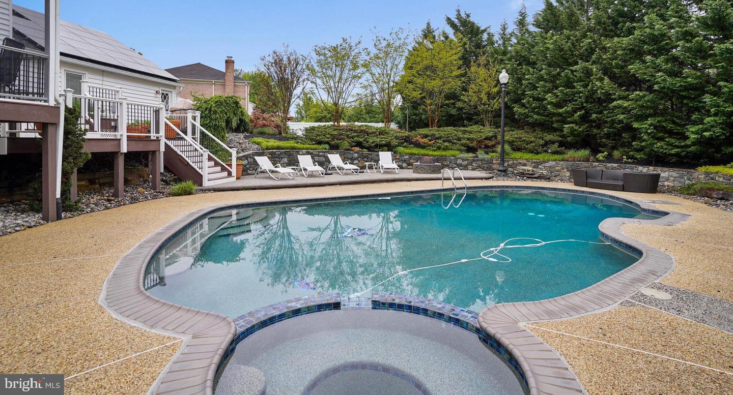 6 CRESTVIEW COURT