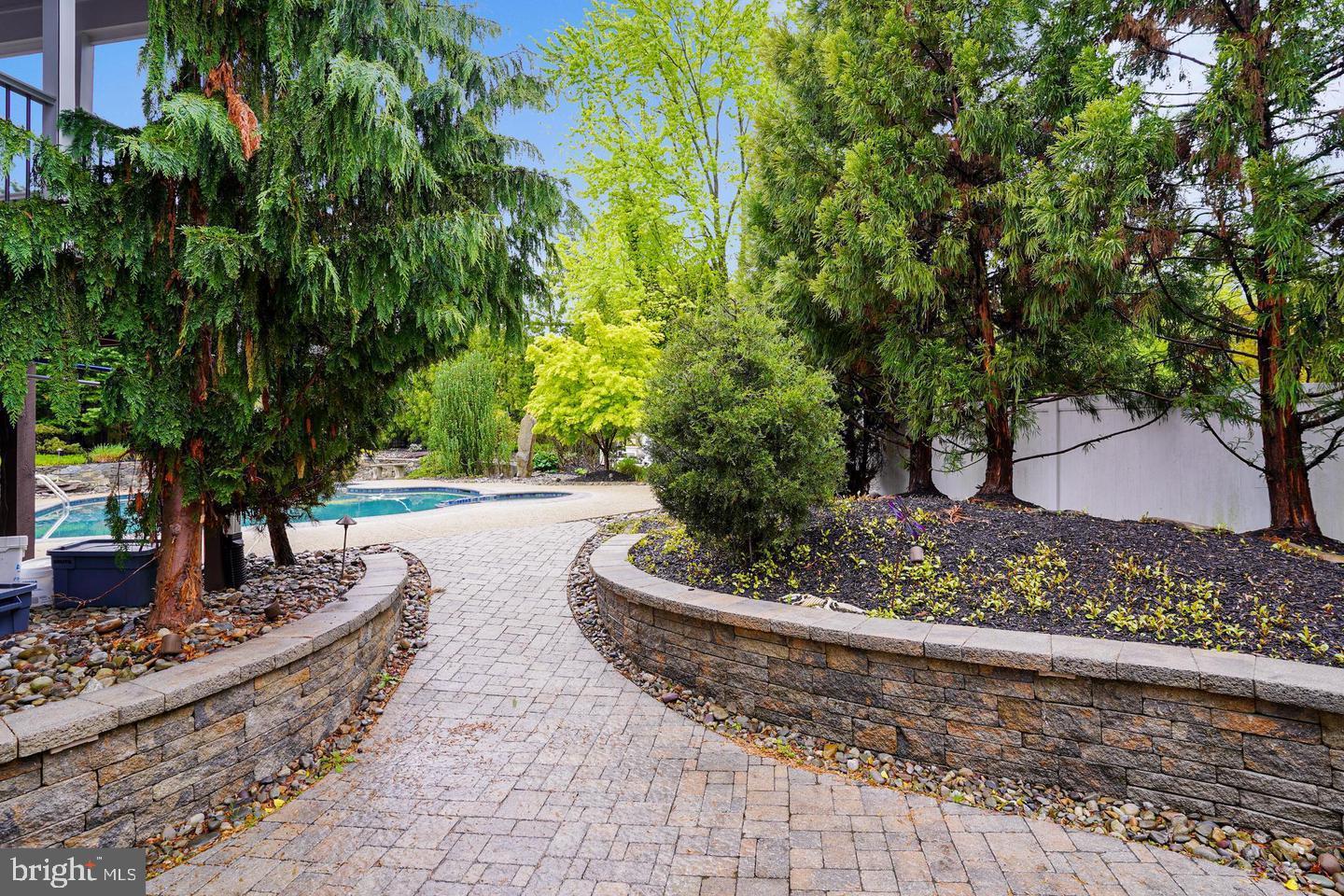 6 CRESTVIEW COURT