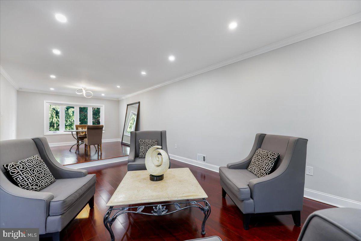 6 CRESTVIEW COURT