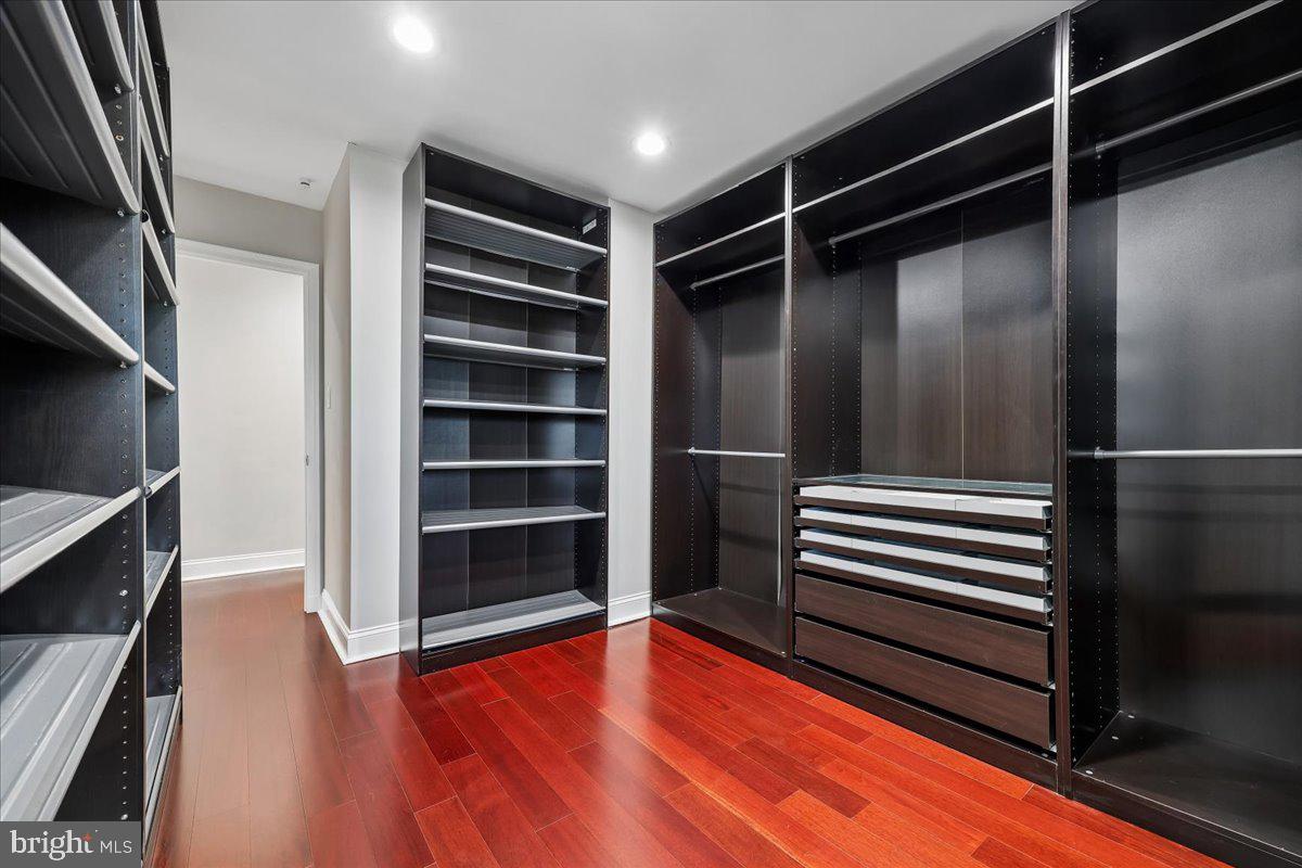 6 CRESTVIEW COURT