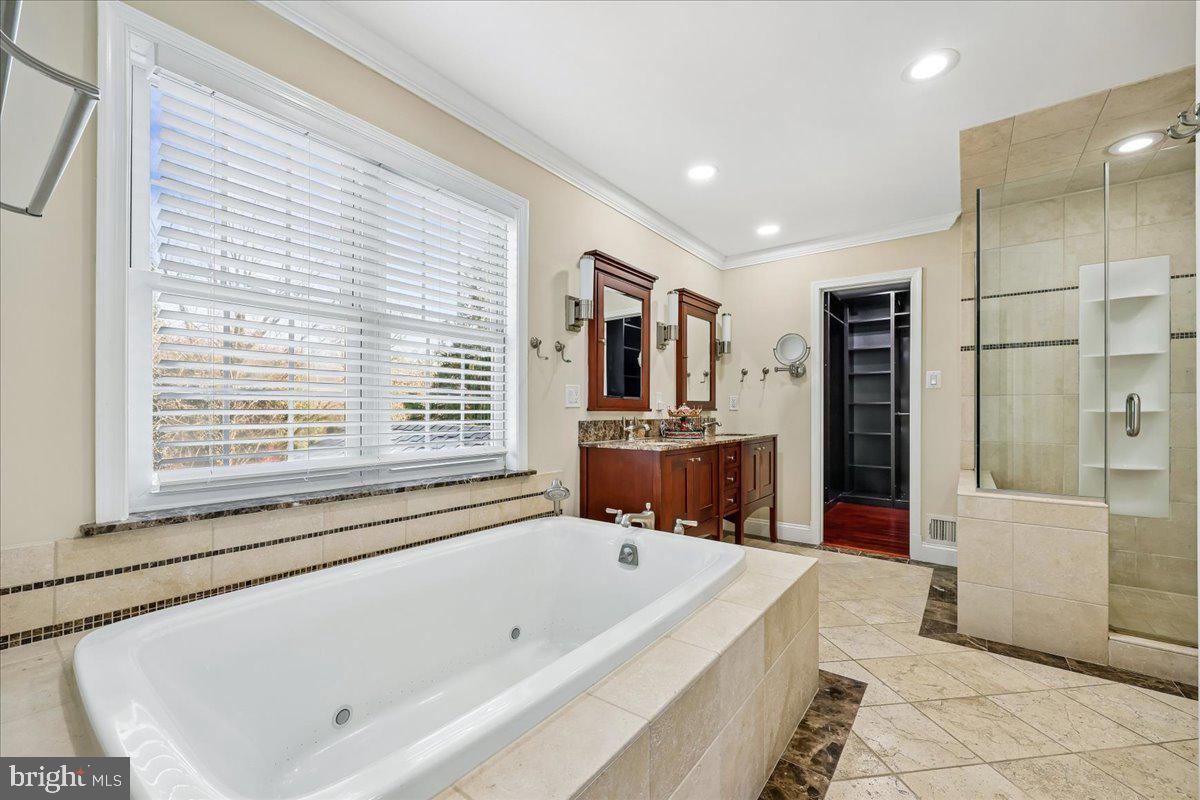 6 CRESTVIEW COURT