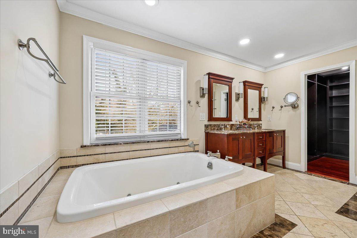 6 CRESTVIEW COURT
