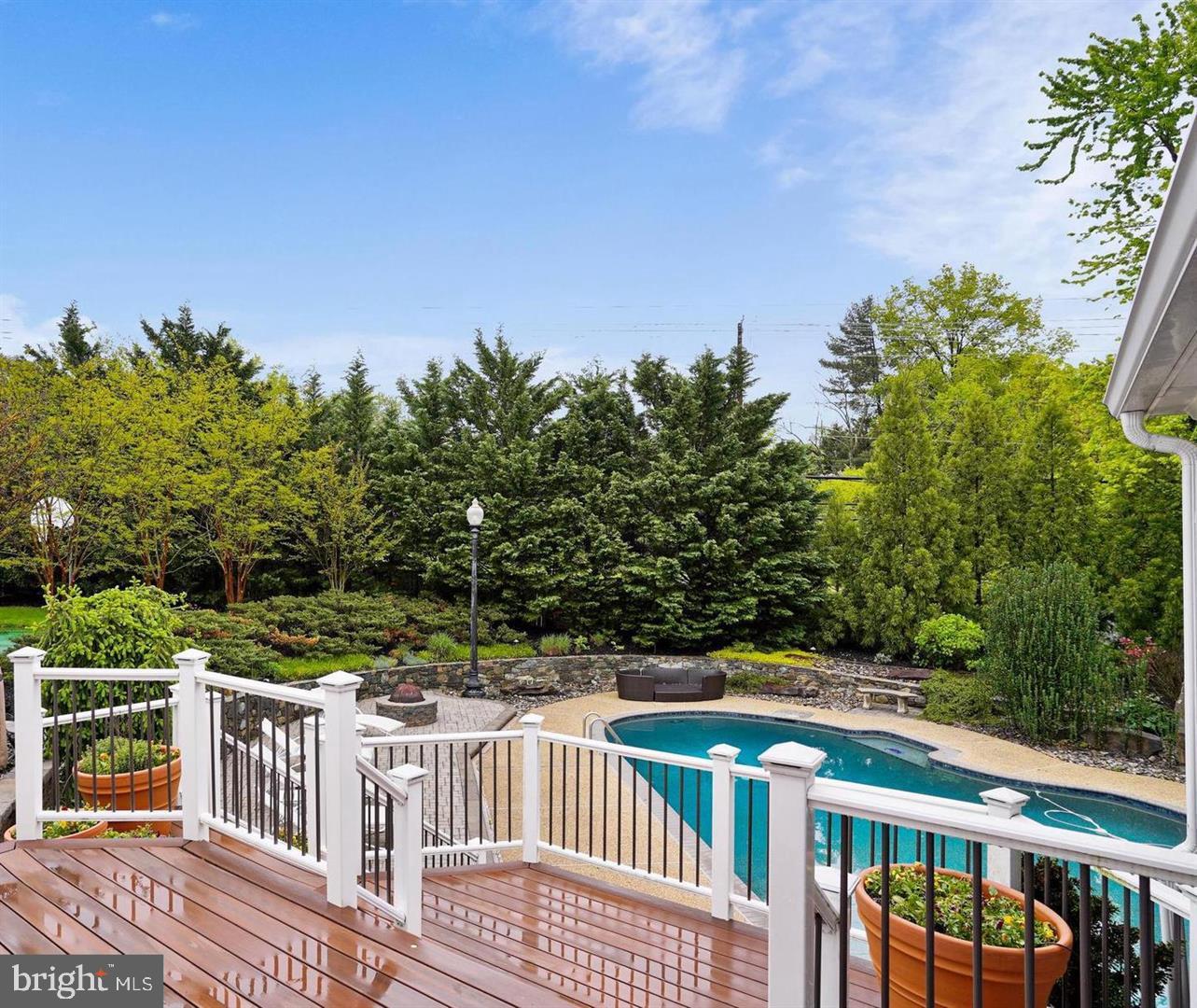6 CRESTVIEW COURT